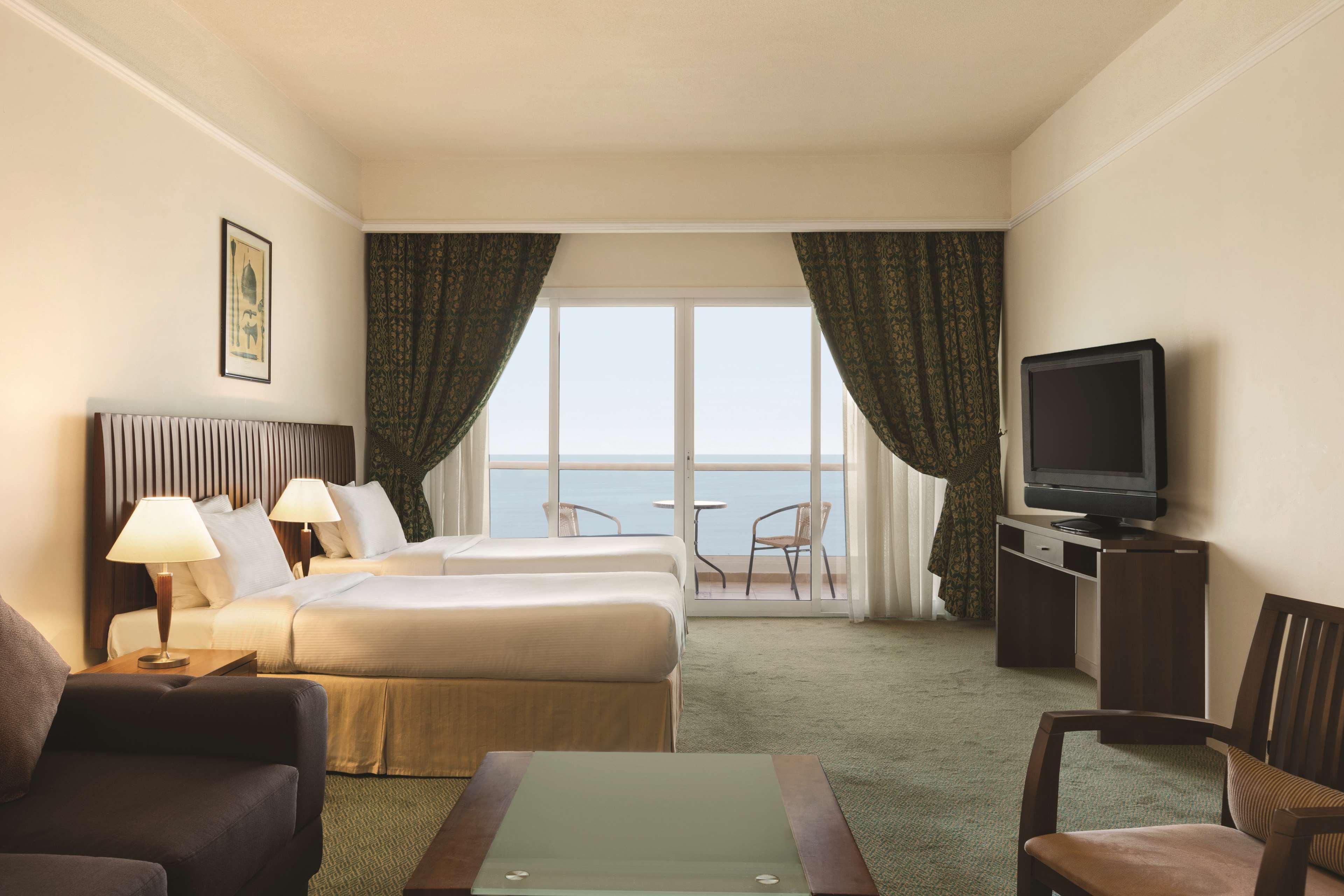 Ramada By Wyndham Beach Hotel Ajman Eksteriør bilde